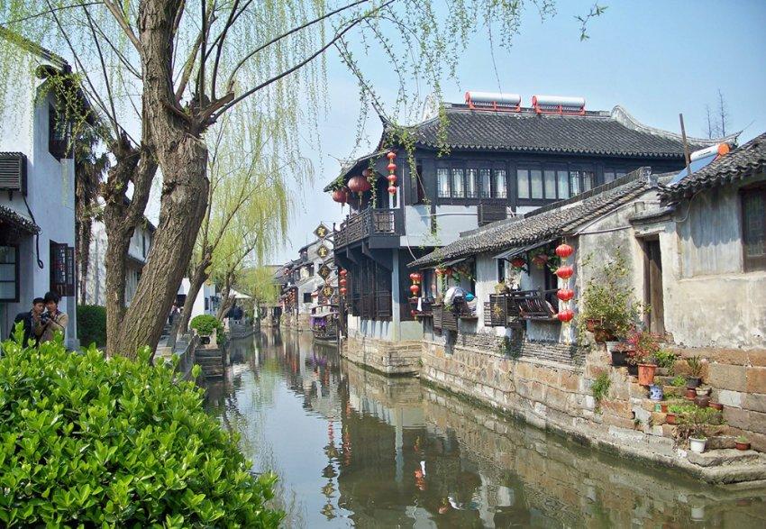 云南水昭高速路段发生山体滑坡,致1人受伤